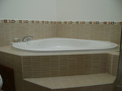 Ba&ntilde;os con jacuzzi y enchapes de cer&aacute;mica