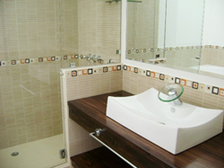 Ba&ntilde;os modernos con lavatorios cuadrados y enchapes en cer&aacute;mica