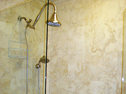 Ducha de ba&ntilde;o con enchape de marmol